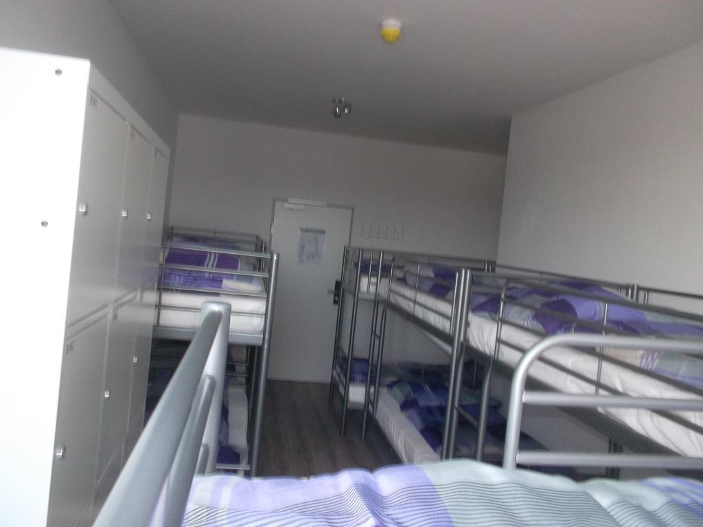 Einzelbett im Schlafsaal mit 12 Betten
